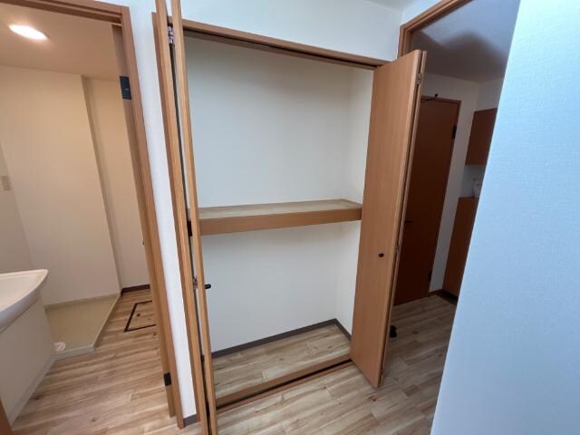 物件内観写真13　(リビング収納)