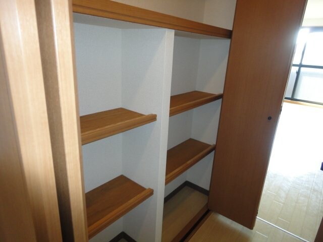 物件内観写真11　(廊下の収納)