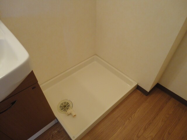 物件内観写真25　(トイレ収納)