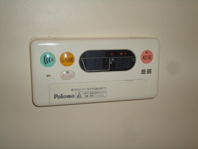 物件内観写真18　(給湯器リモコン)