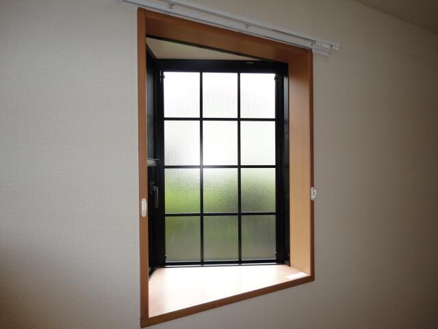 物件内観写真24　(出窓)