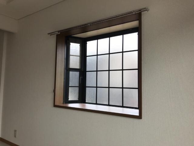 物件内観写真26　(出窓)