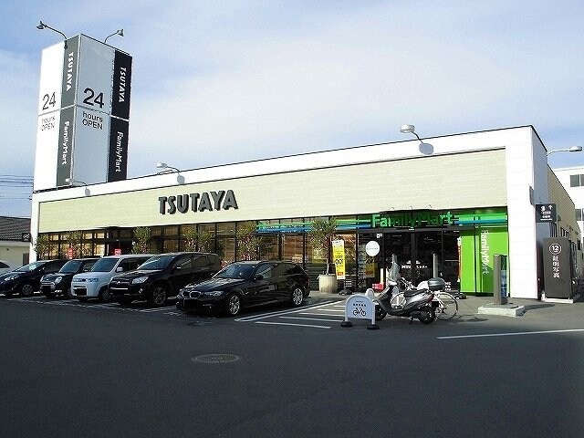 物件外観写真7　(ＴＳＵＴＡＹＡ三吉店まで550m)