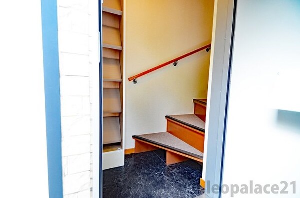 玄関(備品や設備仕様は号室等により異なります現地をご確認下さい。)