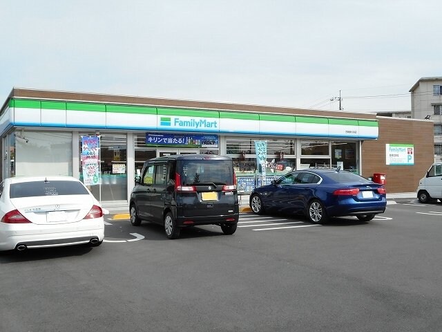 物件外観写真3　(ファミリーマート美の浜店まで700m)