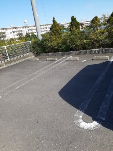 物件外観写真2　(駐車スペースもあります)