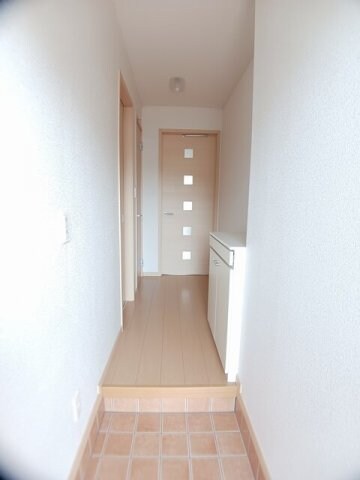 物件内観写真15　(ゆったりとした玄関です)