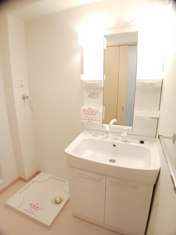 物件内観写真17　(明るい洗面所です)