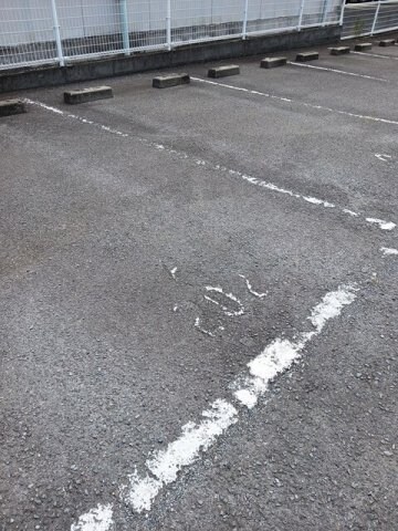 物件外観写真2　(駐車場に車を止められます)