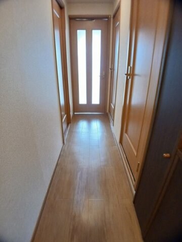 物件内観写真15　(明るい玄関です)