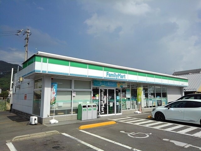 物件外観写真3　(ファミリーマート坂出加茂町店まで550m)