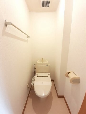 物件内観写真13　(ゆったりとした空間のトイレです)
