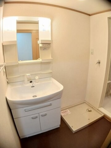 物件内観写真13　(ゆったりとスペースのある洗面所)