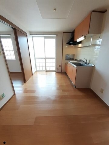 物件内観写真9　(明るい色調の室内です)