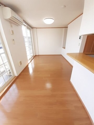 物件内観写真9　(ゆったりとしたリビングです)