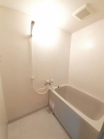 物件内観写真11　(日々の疲れを癒すお風呂付です)