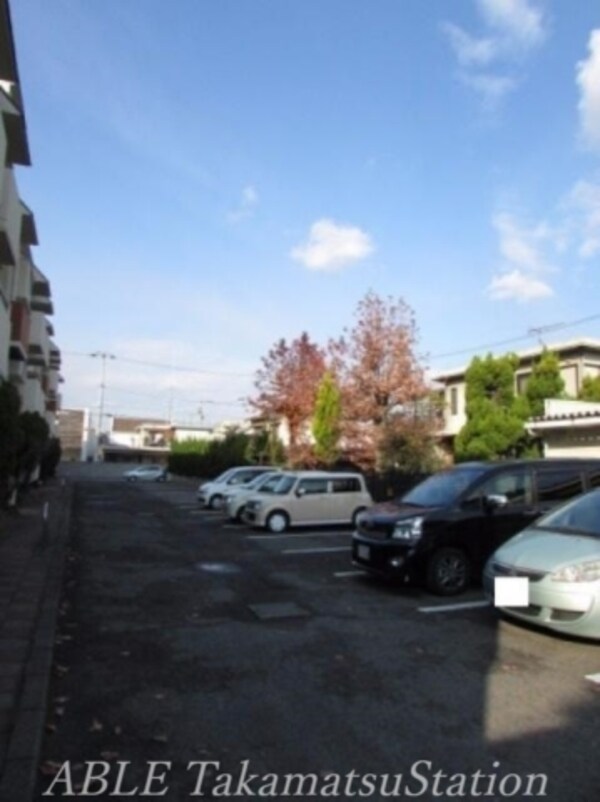 駐車場(駐車場に車を止められます)