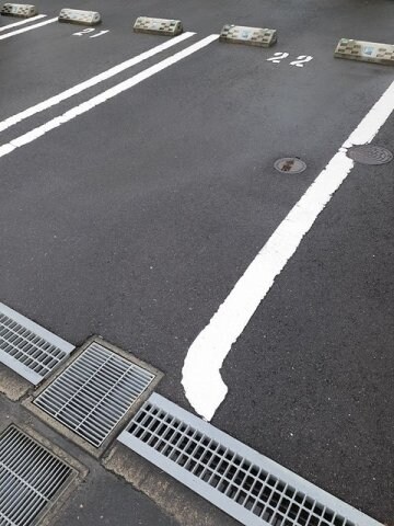 物件外観写真2　(駐車場があるので、車を買う予定の方も安心です)