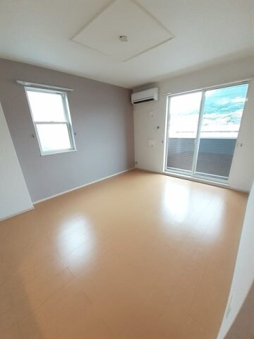 物件内観写真9　(こちらのリビングで趣味の時間をお楽しみください)