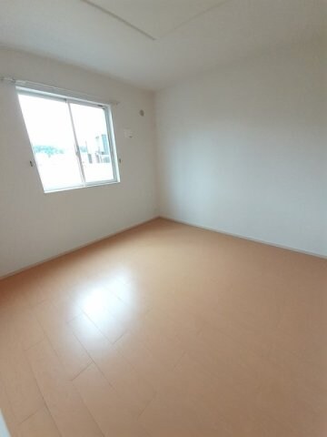 物件内観写真12　(明るい色調の室内です)