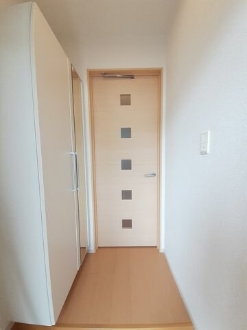 物件内観写真15　(ゆったりとした玄関です)