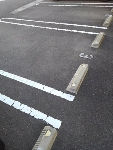 物件外観写真2　(駐車場があるので、車を買う予定の方も安心です)