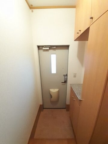 物件内観写真15　(ゆったりとした玄関です)