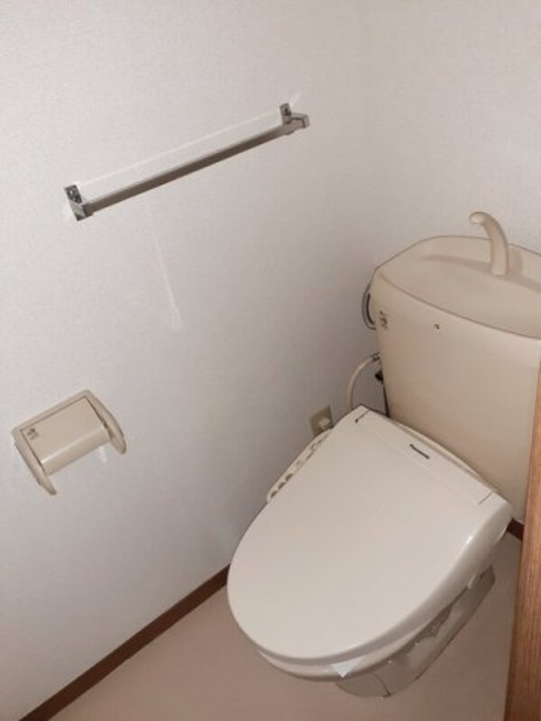 トイレ(落ち着いた色調のトイレです)