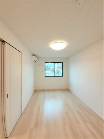 物件内観写真12　(内装は落ち着いています)