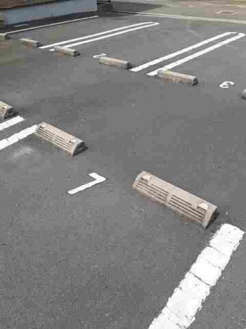 物件外観写真2　(車をお持ちの方に嬉しい駐車場付きの物件です)