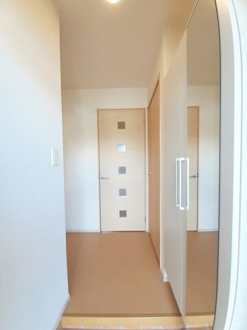物件内観写真15　(明るい玄関です)