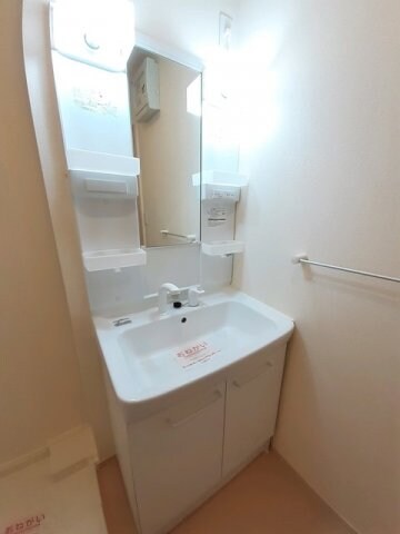 物件内観写真17　(明るい洗面所です)