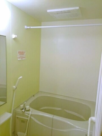 物件内観写真13　(コンパクトで使いやすいお風呂です)