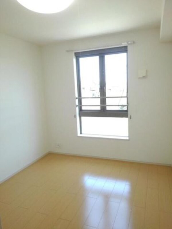 内装他(明るい色調の室内です)