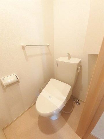 物件内観写真11　(ゆったりとした空間のトイレです)