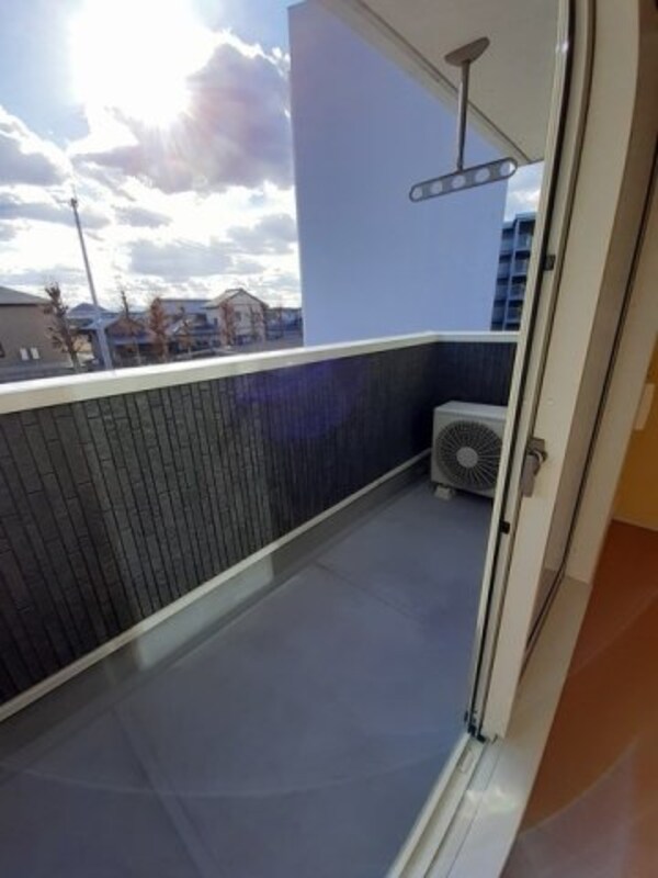 バルコニー(バルコニーからの眺めを楽しみながら食事をしませんか)