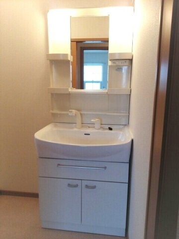 物件内観写真15　(明るい洗面所です)