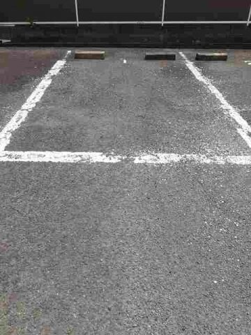 物件外観写真2　(車をお持ちの方に嬉しい駐車場付きの物件です)