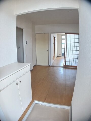 物件内観写真15　(収納もある玄関です)