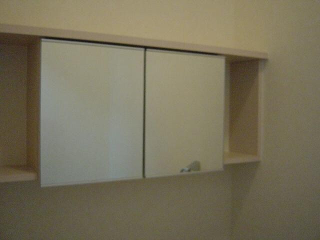 物件内観写真13　(トイレ戸棚)