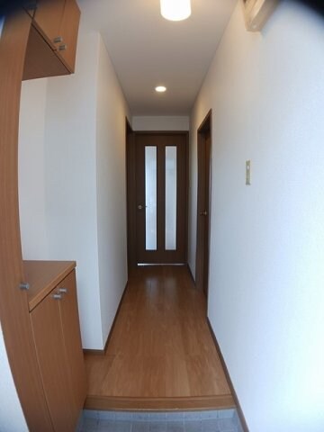 物件内観写真15　(ゆったりとした玄関です)