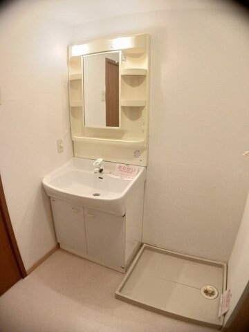 物件内観写真17　(広い洗面スペース)