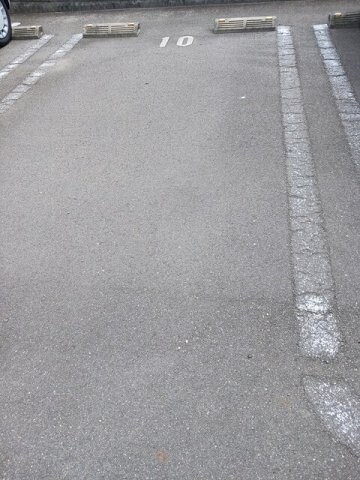 物件外観写真2　(車をお持ちの方に嬉しい駐車場付きの物件です)