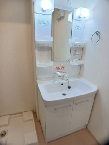 物件内観写真17　(明るい洗面所です)