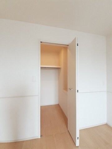 物件内観写真13　(小物を収納するのに便利です)