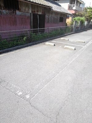 物件外観写真2　(カースペースがあります)
