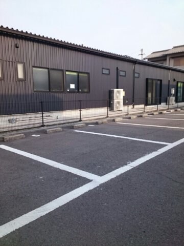 物件外観写真2　(駐車場です)
