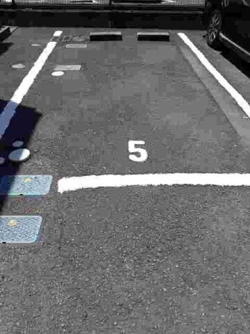 物件外観写真2　(車をお持ちの方に嬉しい駐車場付きの物件です)