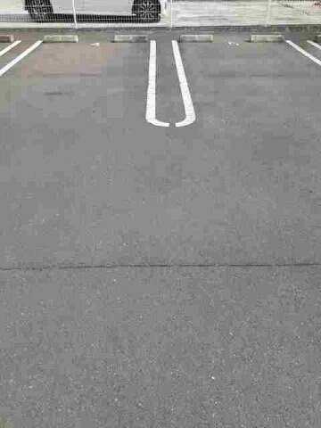 物件外観写真2　(車をお持ちの方に嬉しい駐車場付きの物件です)