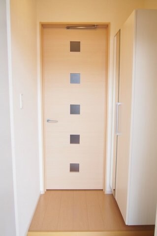 物件内観写真15　(明るい玄関です)